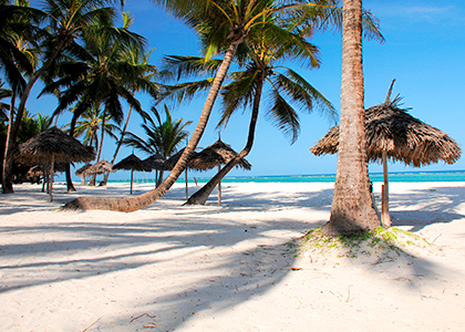 Hvid sandstrand i Mombasa, Kenya